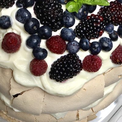 soofoodies berry pavlova dessert